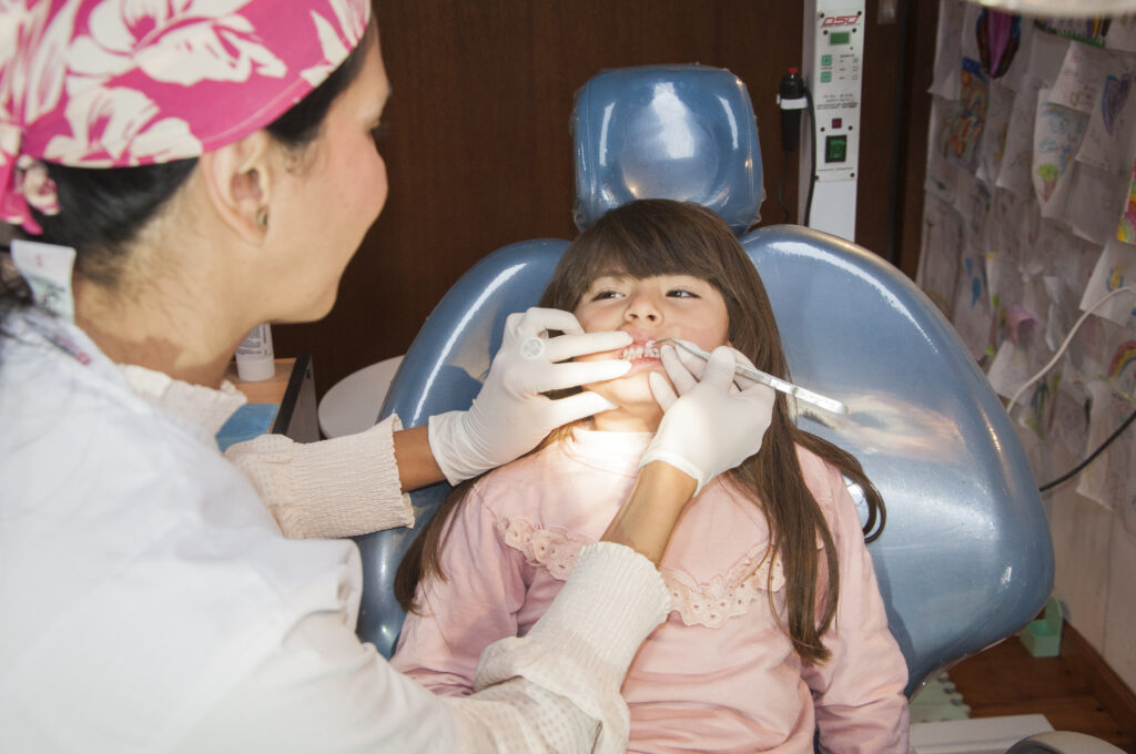 Especialista en odontopediatría.